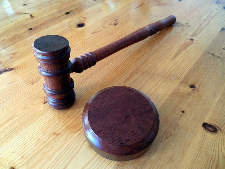 Лондонский суд вынес решение в пользу Ассанжа молоток