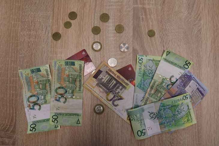 До 9 000 рублей. Столько сегодня платят в Гомельской области, но не всем деньги