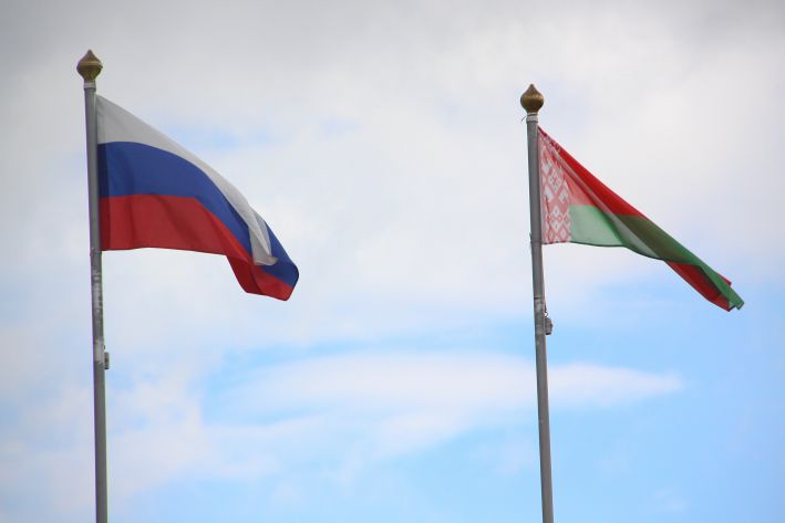Какие льготы и бонусы существуют для белорусов в России флаг