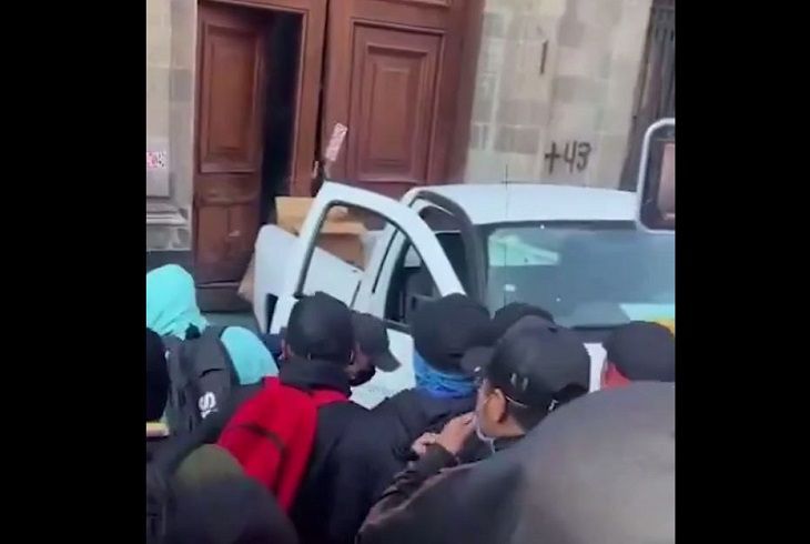 Угнанным авто проломили дверь. В Мексике люди пошли на штурм президентского дворца