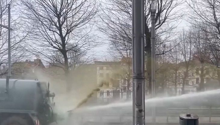 Навоз против водомета. В Брюсселе произошли столкновения фермеров и полицейских