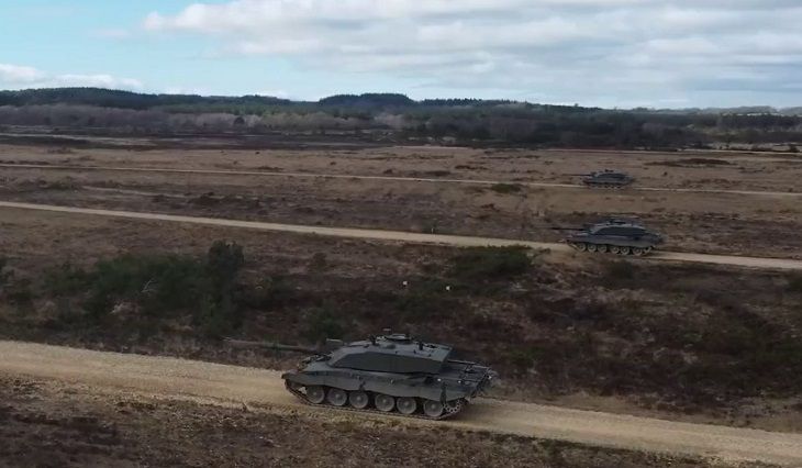 Слишком тяжелы и без дополнительной брони. Forbes объяснил, почему британские танки не помогут ВСУ танк