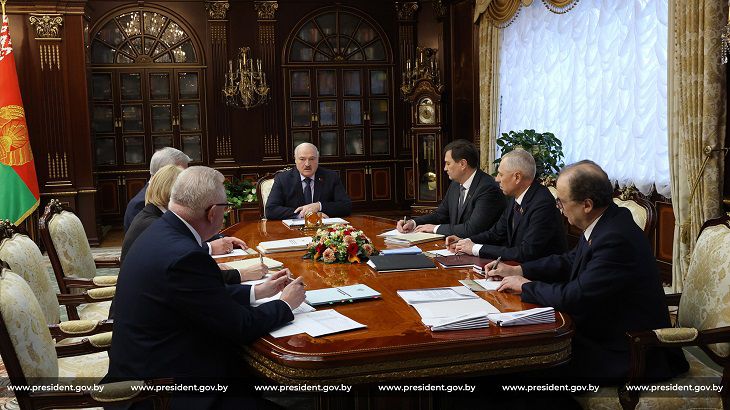 Шесть человек. Лукашенко назвал тех, кто обеспечит поддержку парламенту в переходный период