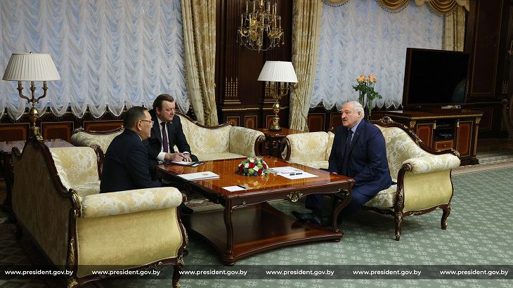Лукашенко сообщил послу Казахстана о готовности создавать больше СП