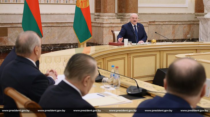 Лукашенко: президенту придется считаться с решениями ВНС, но важно не допустить конфликта