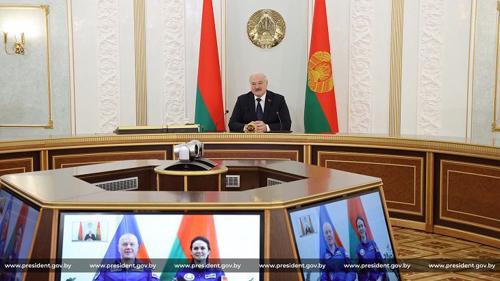 Лукашенко пообещал космонавтам Новицкому и Василевской фирменный салат