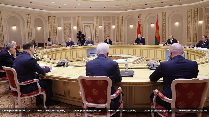 Лукашенко сообщил, что был сутки на связи с Путиным после теракта в «Крокусе»