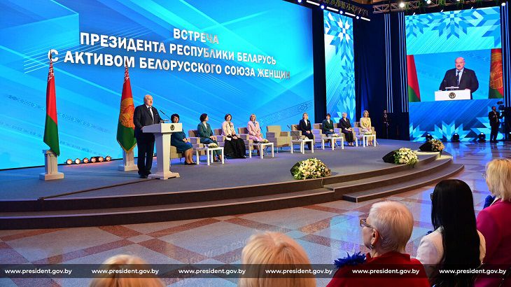 Лукашенко намерен продлить программу семейного капитала Александр Лукашенко