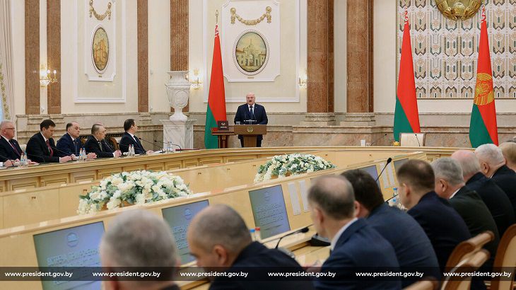 Лукашенко: Беларуси в 2020 году помог Бог, иначе была бы война