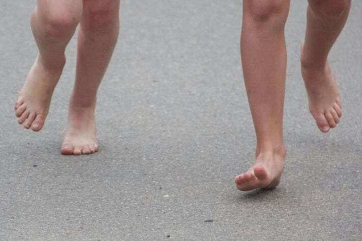 Как выбрать подходящий беговел для ребенка: 3 параметра, на которые нужно обратить внимание Детские ноги