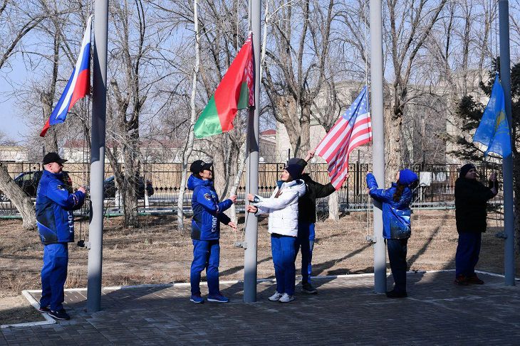 Утро на Байконуре началось не с кофе. Белорусские космонавтки флаг поднимали