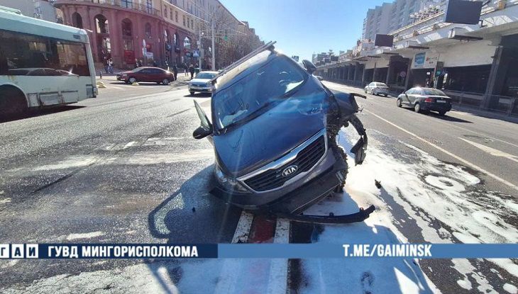 На Немиге в Минске водителю стало плохо: его авто перевернулся