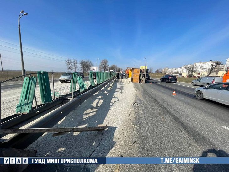 В Минске грузовик «потерял» прицеп: тот опрокинулся, повредил ограждение, груз высыпался на дорогу  