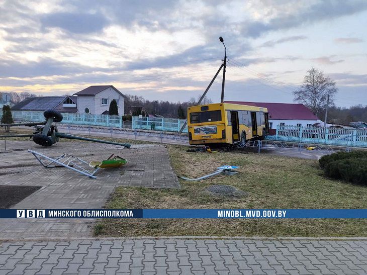 В Жодино автобус с пассажирами снес памятник и врезался в забор частного дома