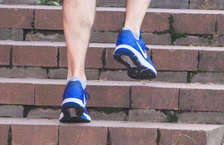 Как справиться с тесной обувью: опытные хозяйки подсказали 2 необычных варианта обувь