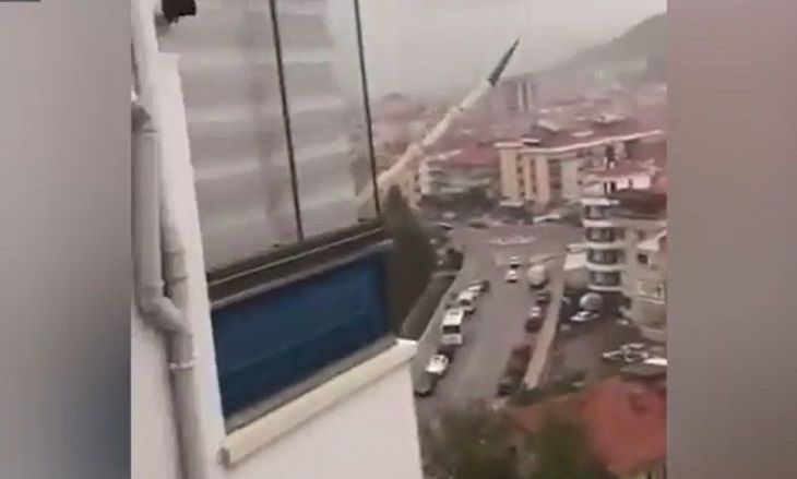 Торнадо, снесенный минарет, разрушенные дома, город под водой – сверхмощная стихия терзает Турцию