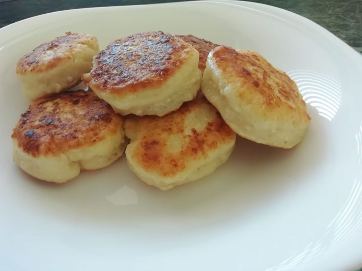 Как приготовить тушеные сырники в сметанном соусе: не быстро, но вкусно Сырники