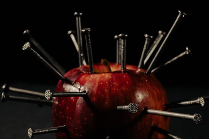 Яблоко Гвозди