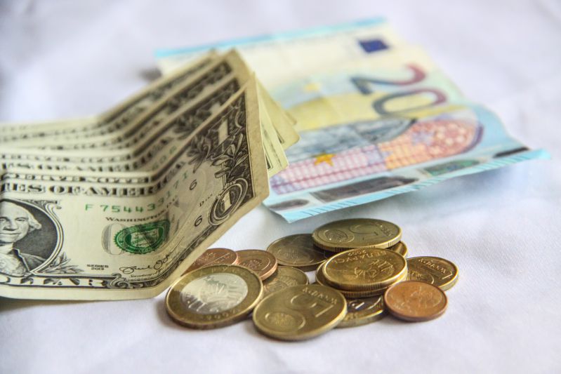 Доллар укрепился, евро подешевел. Как началась новая валютная неделя в Беларуси