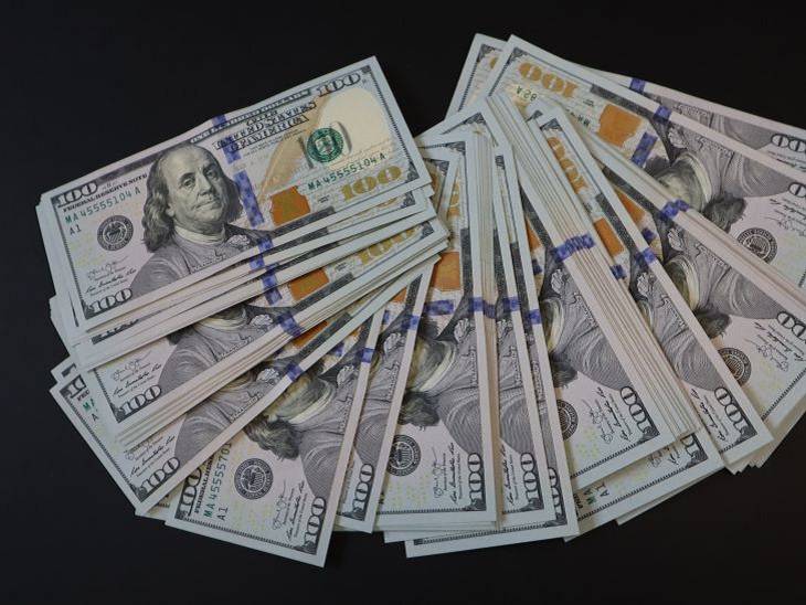Обладатели долларов будут кусать локти: России предложили решение – обрушит доллар до «шокирующего уровня»