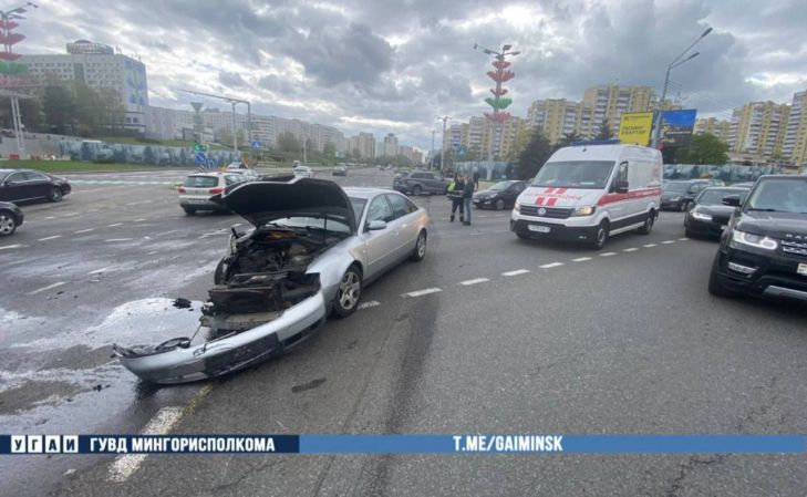 На проспекте Победителей в Минске столкнулись две иномарки: пострадал пассажир