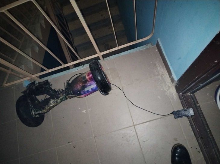 Подключенный к сети гироскутер загорелся ночью в доме в Могилевском районе