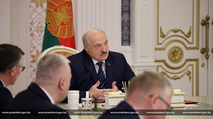 Лукашенко рекомендовал чиновникам защищать Беларусь трудом, кровью, потом и жизнью