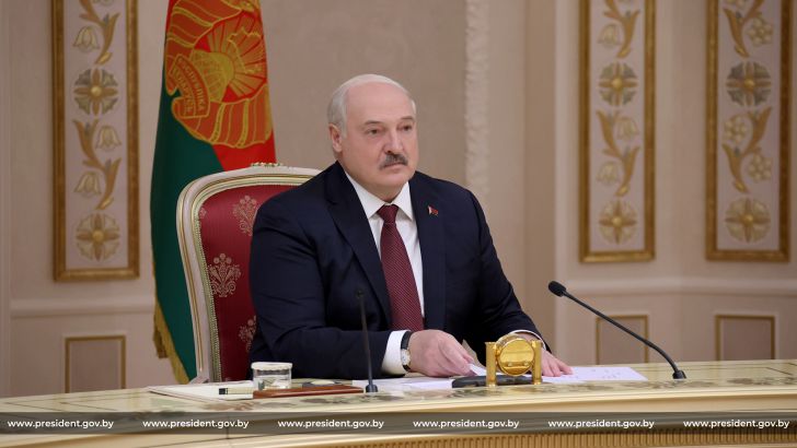 «Ночь бессонная»: Лукашенко следил в прямом эфире за возвращением белорусского космонавта Василевской с МКС