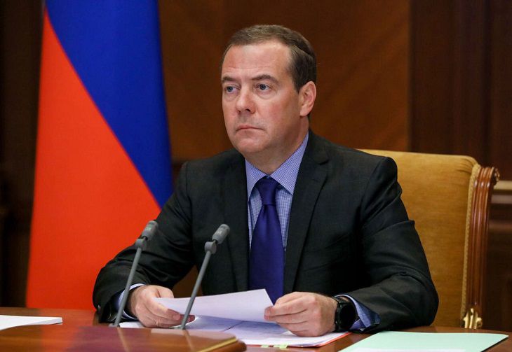 Медведев: Россия даст болезненный ответ США на закон о конфискации российских активов
