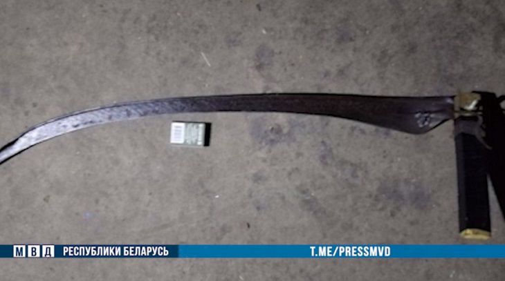 В Бобруйском районе милиционер применил оружие против агрессора с косой в руках