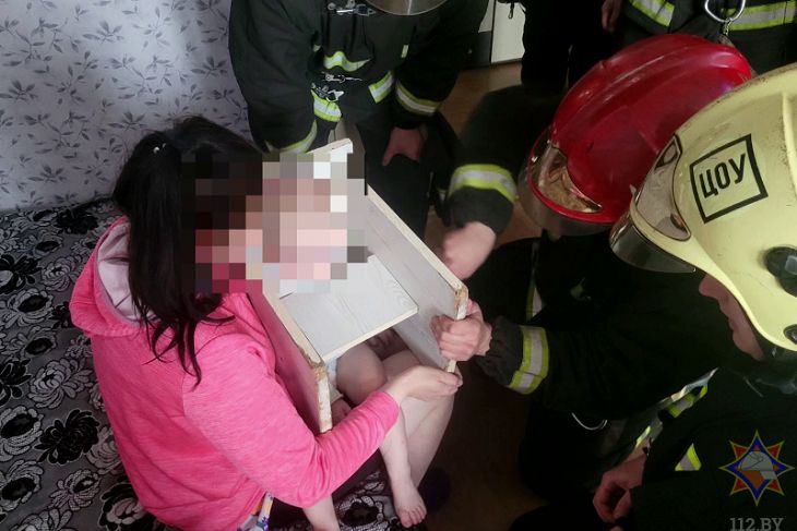 В Полоцке малыш застрял головой в табуретке: помогли спасатели