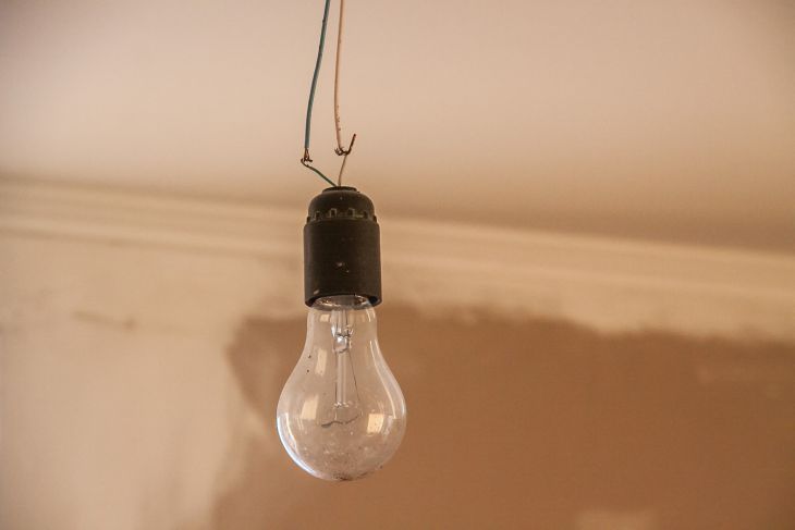 Половина энергосистемы Украины повреждена – Кулеба лампа