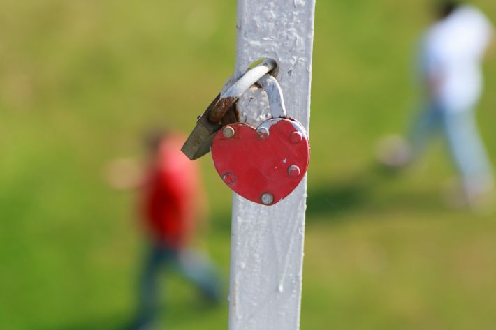 Любовь войдет в сердце: во второй половине мая 2024 года 3 знака зодиака ждет время романтики и счастья замок