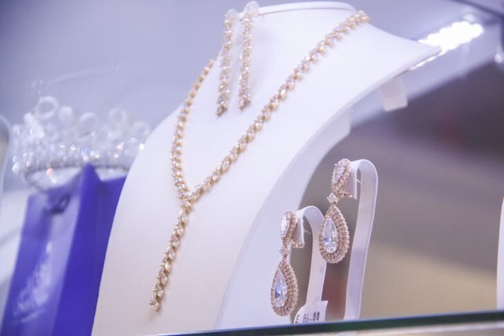 Считает копейки: 5 причин, почему мужчина не дарит вам подарки Украшения