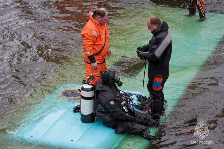 Автобус с пассажирами упал в реку в Санкт-Петербурге, есть погибшие