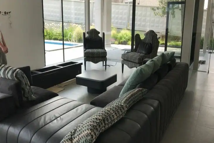 Как ухаживать за кожаной мебелью, чтобы она блестела: можно обойтись без дорогих средств Диван