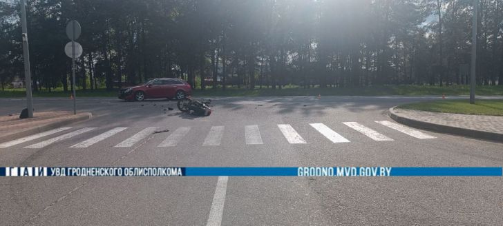 В Дятлово столкнулись автомобиль и мотоцикл: один человек серьезно пострадал