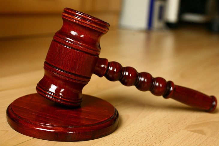 Подозреваемый в покушении на Фицо предстанет перед судом 18 мая молоток