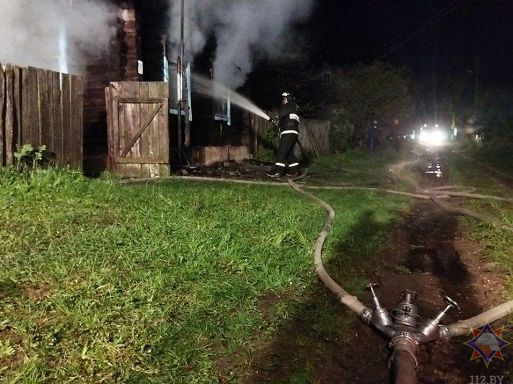 «На полу был обнаружен труп мужчины». Белорус-пенсионер погиб у себя дома пожар