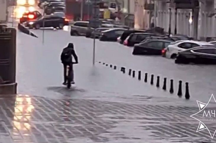 Ливень сделал из Минска Венецию: улицы под водой, протекание в метро, откачка в магазине