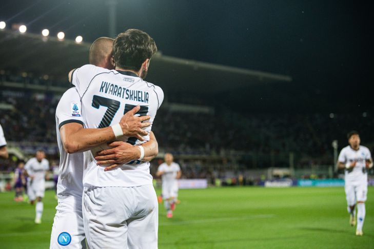 Борьба в чемпионате Италии по футболу продолжается: Кварацхелия помог «Наполи» в матче против «Фиорентины»