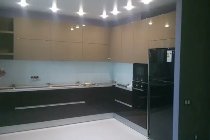 Плинтус между столешницей и фартуком: профессиональный дизайнер объяснила, почему это плохо Кухня