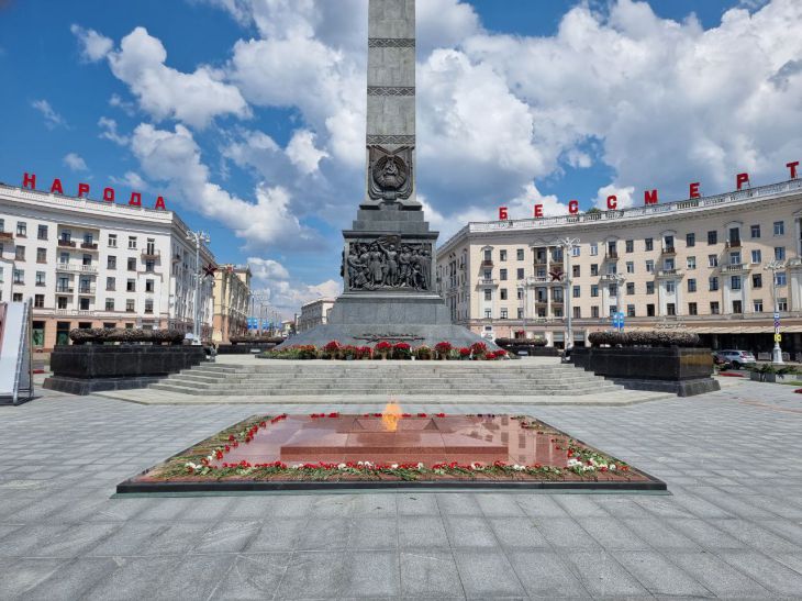 «Правда о Великой Победе оберегает нашу землю»: Лукашенко обратился к белорусам в День Победы монумент