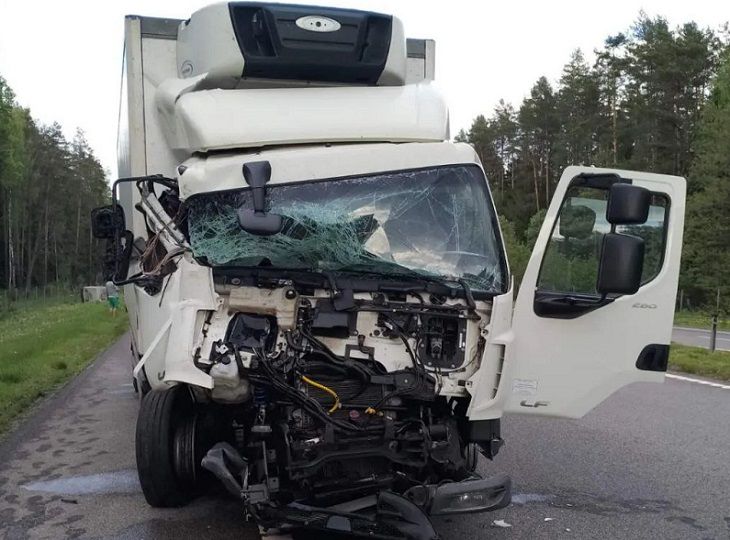 В Березинском районе столкнулись два грузовика: погиб человек