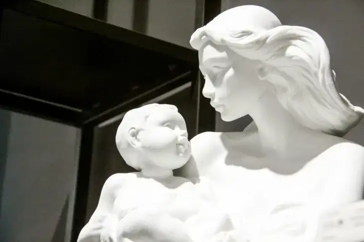 4 декоративных приема, которые точно не помогут сделать квартиру уютнее: будете чувствовать себя, как в музее Статуя