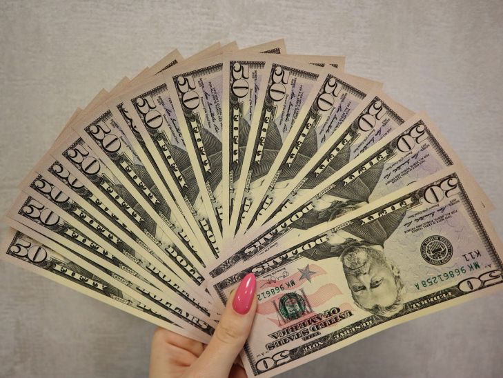 Наличные доллары еще могут пригодиться: почему не стоит спешить продавать валюту доллар