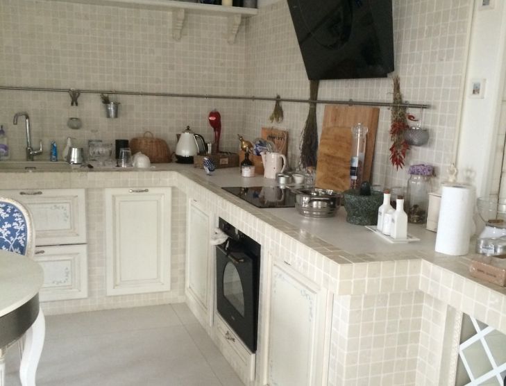 Чем плоха мелкая плитка на фартуке кухни: объяснение дизайнера кухня