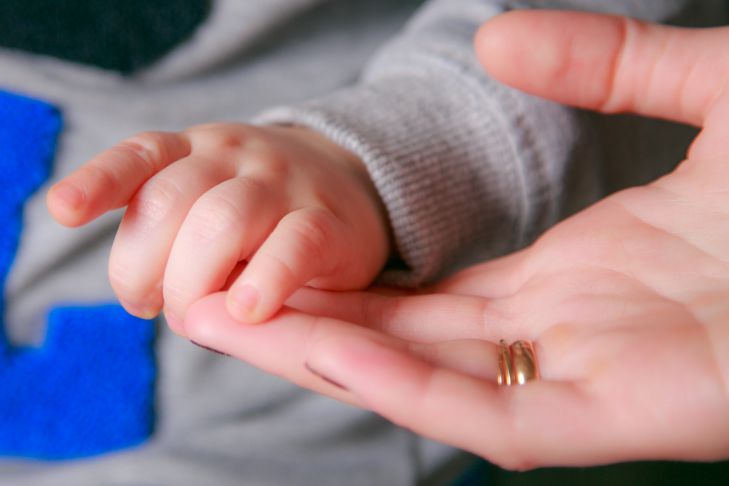 Как воспитать счастливого ребенка: 3 совета для родителей руки