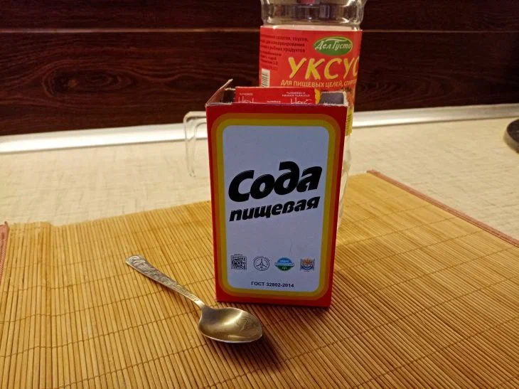 Зачем оставлять в холодильнике стакан с содой: не магия, а практичный совет Сода
