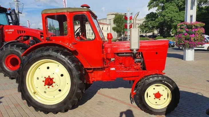 68-летняя пенсионерка из Витебского района хранила у себя 160 литров окрашенного топлива Трактор